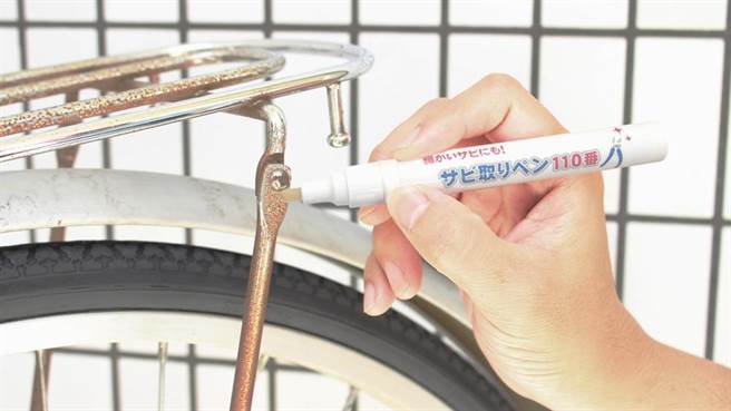 除锈笔，来自日本知名清洁品牌110，笔式设计好握又不沾手，细缝处皆可轻松清洁，原价470元，特价399元。（台隆手创馆提供）