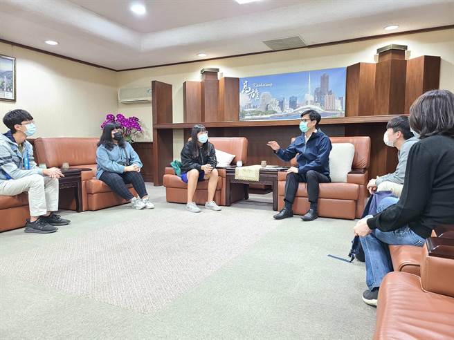 針對高雄特教生少女遭霸凌案，市長陳其邁強調市府將建置獨立申訴機制，被霸凌者直接撥打1999，「校園霸凌事件調查小組」就會錄案調查。（取自陳其邁臉書／袁庭堯高雄傳真）