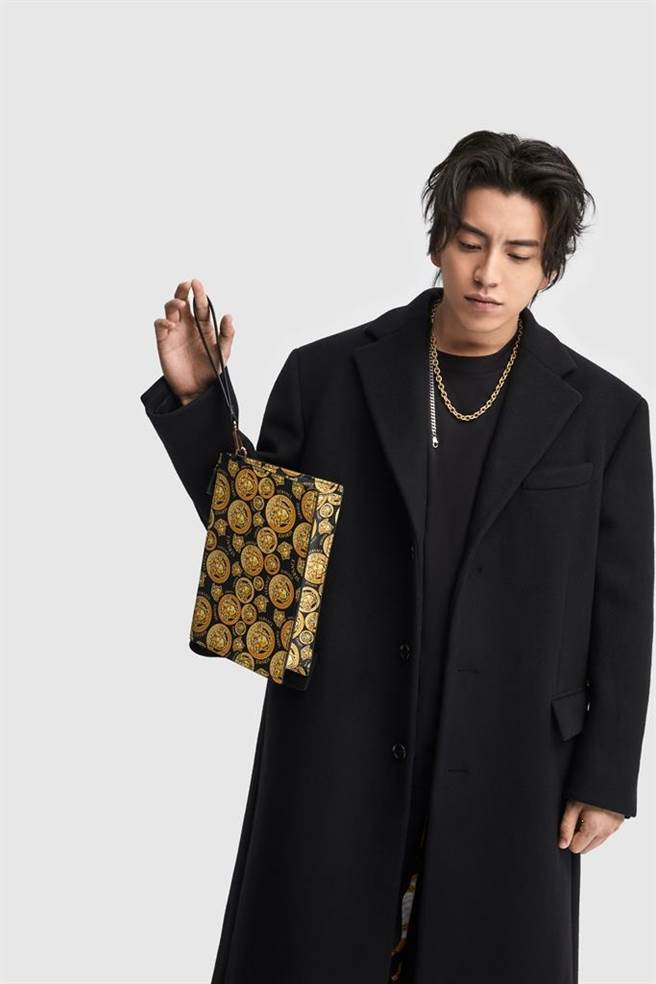 王大陆手拿Versace 2021中国新年限量系列包款，男生金色满版Medusa印花手拿包，3万6500元。（Versace提供）