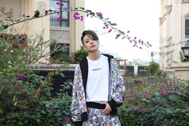 刘逸云Amber Liu穿着Versace 2021中国新年限量系列，别于黑金配色更为柔和。（Versace提供）