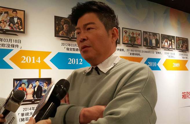 遭鸡排妹控诉性骚撞胸，曾国城脸上表情无奈。(记者吴维书摄)