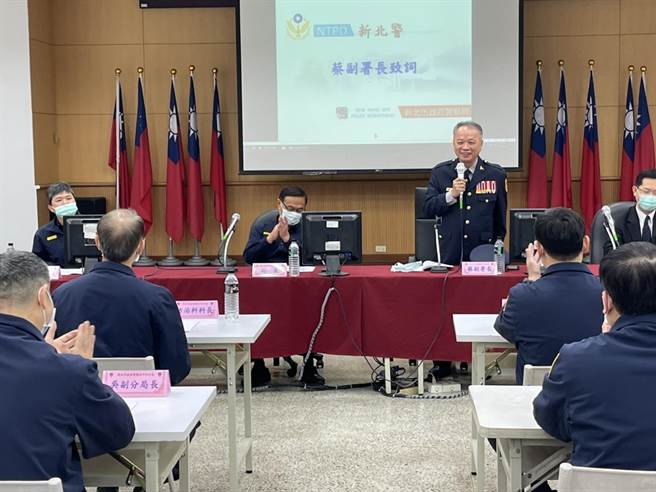 警政署副署長蔡蒼柏今（4日）在新北市警察局長黃宗仁等人陪同下，親臨中和警分局慰勉警察同仁，與義警、民防、巡守隊等協勤民力辛勞。（中和警分局提供）