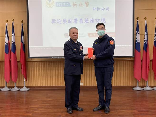 警政署副署長蔡蒼柏今（4日）在新北市警察局長黃宗仁等人陪同下，親臨中和警分局慰勉警察同仁，與義警、民防、巡守隊等協勤民力辛勞。（中和警分局提供）