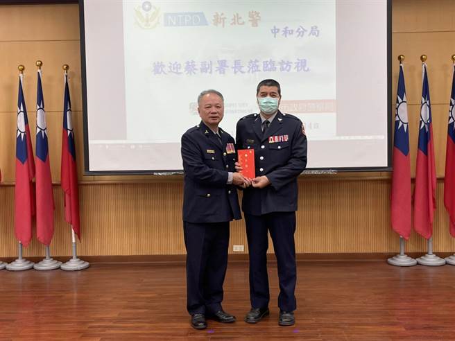 警政署副署長蔡蒼柏今（4日）在新北市警察局長黃宗仁等人陪同下，親臨中和警分局慰勉警察同仁，與義警、民防、巡守隊等協勤民力辛勞。（中和警分局提供）