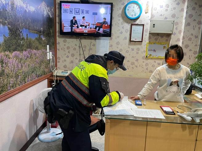 新北市新店警分局配合2021年第1次「全国扫黑行动」，3日晚间9时起至凌晨1时执行扩大临检勤务。（新店警分局提供）