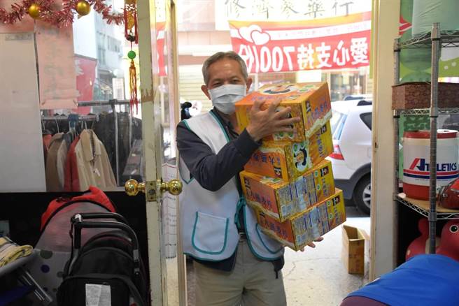 Home＋中嘉家和董事长陈焕鹏及新视波、家和及数位天空总经理李宝慧3日、4日分别带领着同仁的爱心前往华山中和1站、中和2站、板桥站及树林站进行捐赠。（新视波提供）