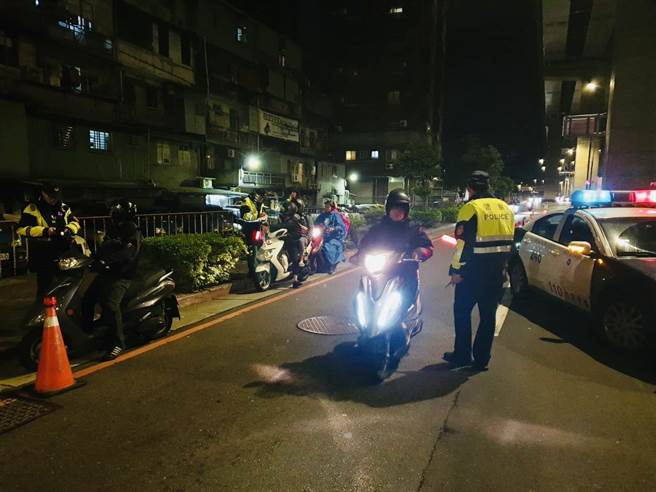 新北市海山警分局自1月28日起至2月3日執行「肇因防制」強化執法專案，共計取締酒後駕車9件、闖紅燈61件。（海山警分局提供）