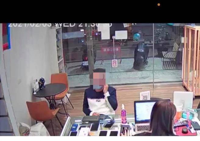 陈姓男子日前向女店员谎称要买智慧型手机，待女店员拆封后他却离去，让店员气得报警，警方也依诈欺未遂罪嫌法办。（读者提供／李宜杰台南传真）