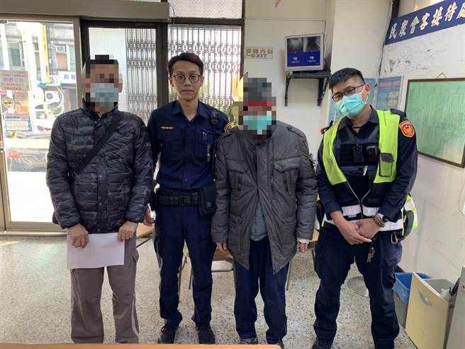 台南市楊姓老人（右二）走失，員警吳建宏（右一）和詹敦聖（左二）協助找回他，由家人到派所出接回，感謝警方協尋。（讀者提供／李宜杰台南傳真）