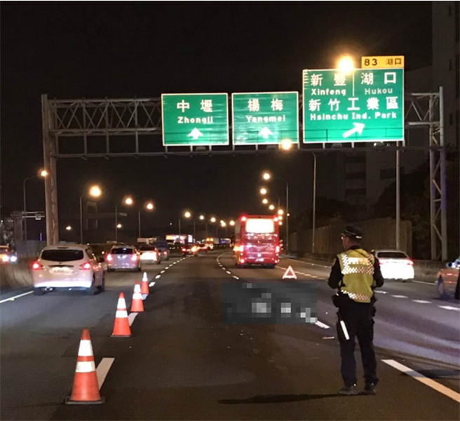 国1离奇车祸 机车闯南下车道摔车 妇人衝北上车道遭撞死（翻摄照片）