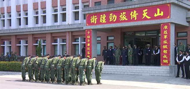 陆军士兵们集体鞠躬，外界质疑不合礼仪。(图/Allen Lin脸书)