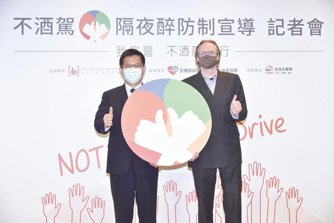 交通部部長林佳龍（左）與台灣酒與社會責任促進會理事長阮道明呼籲面臨春節連假將至，再加上國旅大爆發，民眾食用添加酒精的料理或飲用酒精性飲品的機會增加，應加強釐清「隔夜醉」觀念，共同宣導「不酒駕 我行」全民運動。圖／業者提供