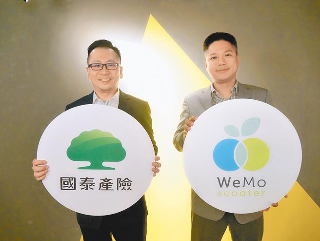国泰产险与WeMo Scooter合作，推出外送员伤害保险，图为国泰产险副总经理梁明乔（左）、WeMo Scooter创办人暨执行长吴昕霈（右）合影。图／国泰产险提供