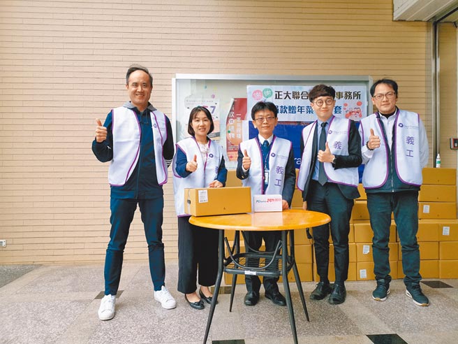 正大所长罗裕杰（中）带领数位事务所志工，前往弱势团体捐赠物资给需要帮助的家庭。图／正大提供