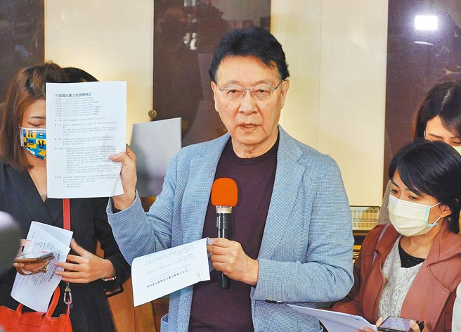重返國民黨後是否要參選黨主席引發爭議，中廣董事長趙少康3日受訪時拿出國民黨主席選舉辦法強調，他沒有破壞規矩。（姚志平攝）