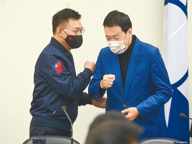 國民黨3日舉行中常會，黨主席江啟臣（左）入場時與新任立院黨團總召費鴻泰（右）碰肘致意。（杜宜諳攝）