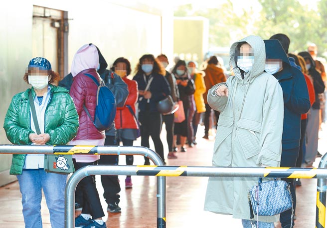 桃醫「清零計畫」3日正式啟動，昨日一早約8點30分就出現大排長龍的受檢人員等待受檢。（陳怡誠攝）