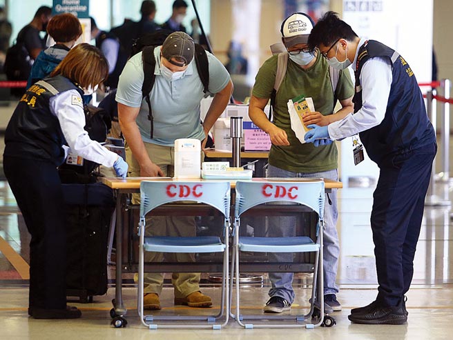 新冠疫苗全球需求若渴，台湾大学流行病学与预防医学研究所教授陈秀熙昨日率研究团队分析疫苗施打策略指出，要满足全球人口，至少需要100亿剂疫苗。图为在桃园机场入境管制区内，防疫人员正在查验旅客的入境健康资料。（范扬光摄）