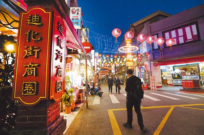 台北年货大街因新冠肺炎疫情临时喊卡，迪化商圈少了往年过年前人潮满满的盛况，只剩下零星散客。（黄世麒摄）