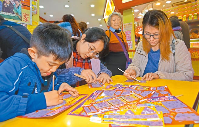 随着时间离农历春节越来越接近，许多民眾纷纷前往彩券行试手气。（示意图／本报资料照片）