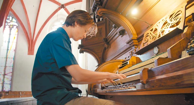 管風琴演奏家賽巴斯提安罕德，過去參加國際大賽時，因助手忘了拉音栓，導致演出失常，最後未能贏得比賽。（佳映娛樂提供）