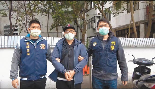 蔡姓男子（中）在网路社群低价贩售iphone新机，吸引许多网友「好康逗相报」，他先赔钱正常出货，等大笔团购订单入帐后，便不出货诈欺，4个月得手逾千万元。（翻摄画面／胡欣男台北传真）