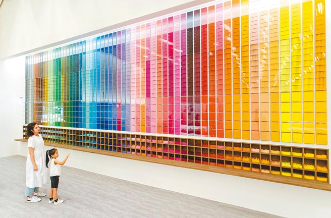 雄獅文具「想像力製造所」觀光工廠60色色彩牆是文青網美朝聖地。（桃園市新聞處提供／楊宗灝桃園傳真）