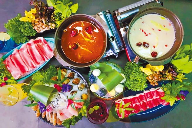 桃园市金牌好店中的「海湾星空咖啡馆」人气锅物，使用多种中药材及新鲜蔬果熬煮天然汤底。（桃园市经济发展局提供／赖佑维桃园传真）