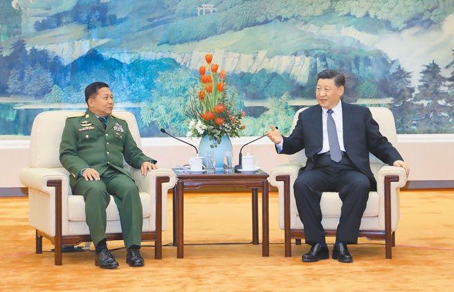 2019年4月10日，国家主席习近平在北京人民大会堂会见来华访问的缅甸国防军总司令敏昂莱。 （新华社）