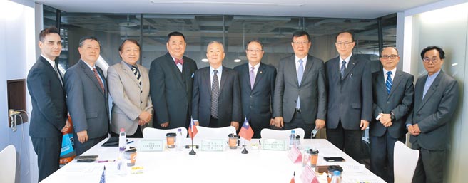 旺旺中时媒体集团与中华战略暨兵棋研究协会3日合办第11次政军兵棋推演，以「2021中美重开机」为主题。扮演美方「蓝组」的为美国共和党海外部前亚太区主席方恩格（Ross Feingold）（左起）、美国国防部前任官员胡振东、海洋事务与政策协会秘书长淡志隆；扮演中共「红组」的为前大使介文汲（右四）、台湾大学政治学系教授张登及（右三）、资深大陆政军观察家亓乐义（右二）；担任「管制组」的为《中国时报》总主笔戎抚天（左五）、中华战略协会理事长黄介正（右五）、研究员张竞（左四）。（黄世麒摄）