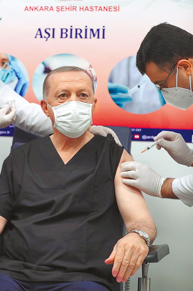 中國正式加入「新冠疫苗實施計畫」，並和世界衛生組織等發起方保持密切溝通，並決定提供1000萬劑疫苗，主要用於發展中國家急需。圖為土耳其總統埃爾多安接種中國新冠疫苗。（新華社）