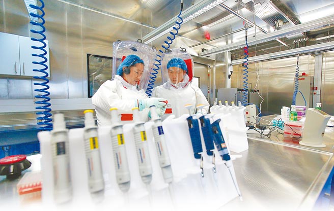 世界卫生组织专家3日前往武汉病毒研究所访查，继续进行新冠病毒溯源工作。图为该研究所先前实验演练。（新华社）