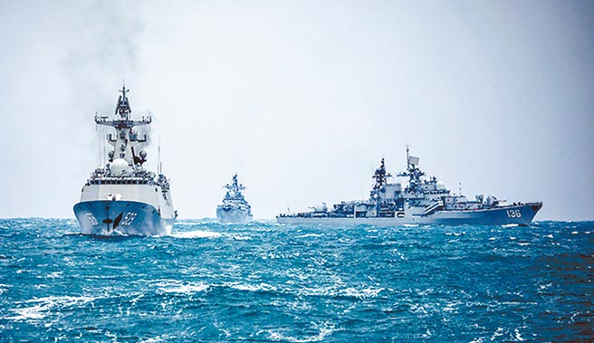 解放军业近日在东海、渤海、黄海展开军事演习，美军出动RC-135S飞弹侦察机，前往黄海监侦解放军演习动向。图为东部战区海军蹈浪前行。（摘自东部战区)