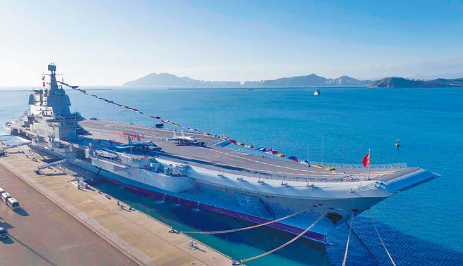 美国国会日前发布《中国海军现代化：对美国海军能力的影响》的年度报告，直指中国打造全球最强海军首要任务，就是要应对与美军在台海的潜在衝突。图为停靠在海南三亚某军港的第一艘国产航母山东舰。（新华社）