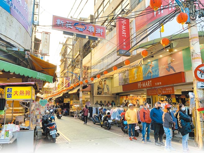 今年农历春节年味淡，不少知名大庙抢头香、迎财神等重头戏喊卡，政治人物也取消发红包或发福袋，庙街走春人潮恐减少。（许哲瑗摄）