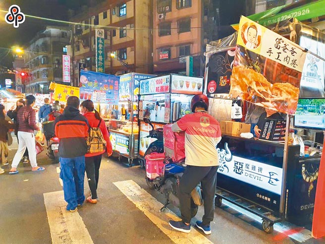 新冠疫情导致消费争议大爆发，新北市去年多达1万5000件消费纠纷，创下歷年最多，其中外送平台衍生的消费争议多达400多件。（许哲瑗摄）