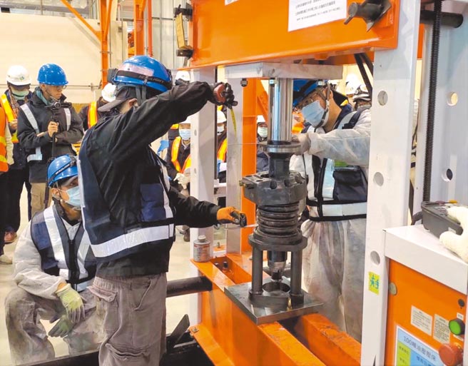 中捷綠線新軸心檢測及組裝作業已過關，預計4日完成正線測試。（台中捷運公司提供／陳淑芬台中傳真）