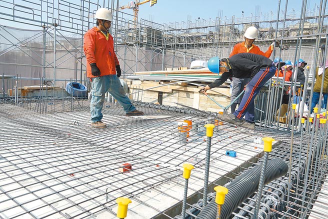 台中市劳动部3日会同地方及目的事业主管机关于北、中、南三地同步实施春安联合检查，其中中部地区选定重大营建工程检查。（黄国峰摄）