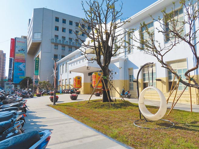 彰化最大的市容改造「人本城区」人行道串连计画，拚在春节前完成，彰化市公所前广场变美，但机车又停放，彰县府工务处强调正在画标线，未来会协调将空间还给行人。（吴敏菁摄）