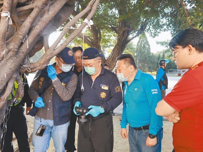 彰化縣員林元宵燈飾遭惡意破壞，警方出動鑑識小組前往蒐證。沒想到蒐證過程中，當事「鼠」竟大搖大擺，囂張的返回現場，示範如何犯案。（公所提供／吳建輝彰化傳真）