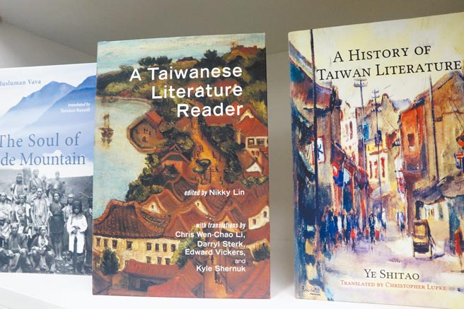 为了推广台湾文学，台湾文学馆外译中心将多本台湾文学名着、文章翻译成册，前进美国大学校园，由教授带领年轻学子研读，欣赏台湾文学之美。（李宜杰摄）