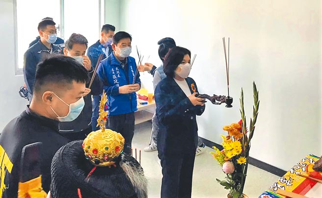 云林县府民政处迎请斗南顺安宫天上圣母、北港朝天宫天上圣母、四湖参天宫关圣帝君、莿桐天竺寺观音佛祖、马鸣山镇安宫五年千岁等5座神尊加持全中运顺利举行，3日祝祷安座，县长张丽善（右一）亲自上香祈求。（周丽兰摄）