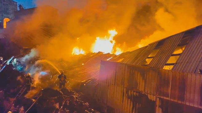 嘉義市青年街一處非法廢棄物堆置廠區大火，一片火海，消防人員全力灌救。（讀者提供／廖素慧嘉市傳真）