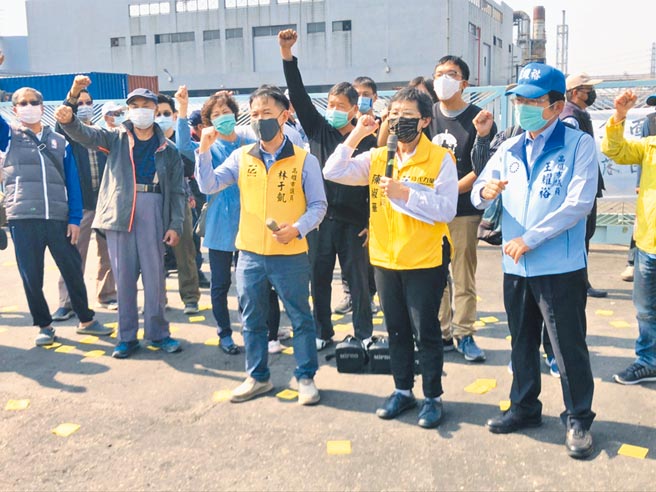立法委员陈椒华（中）3日协同高市议员林于凯（左）前往近日发生大火的联成化科现勘，工厂外也聚集数10位的林园在地乡亲，居民们愤恨不平，大撒冥纸表达不满。（洪浩轩摄）