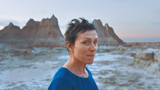 法蘭西絲麥朵曼以《游牧人生》再度挑戰金球獎。（探照燈影業提供）