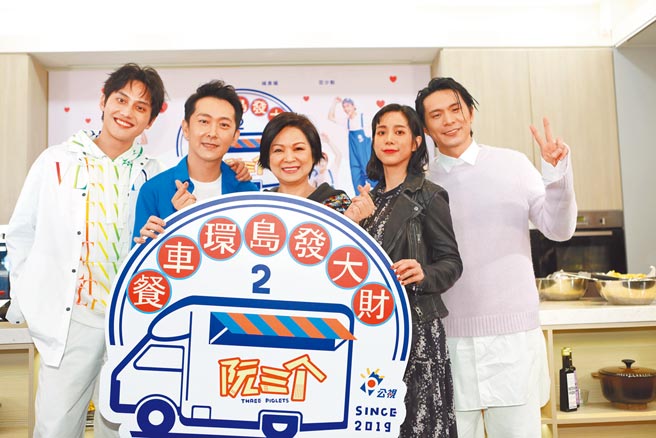 范少勋（左起）、施名帅、杨贵媚、温贞菱与姚淳耀昨开心出席记者会。（公视提供）