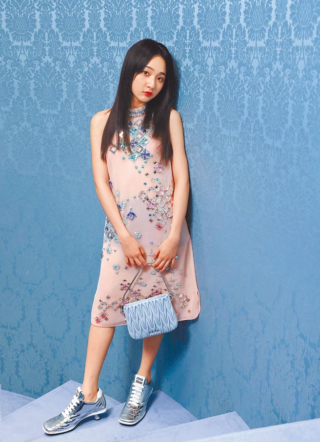 李沐以Miu Miu另一套春夏作品展現迷人女人味，水晶削肩薄紗洋裝22萬5000元、絲絨短褲價格店洽、Miu Sassy皮革肩背包6萬1000元、方頭足球跟鞋3萬4500元。（Miu Miu提供）