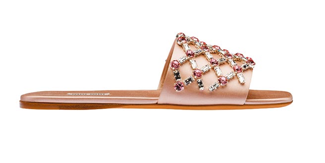 Miu Miu水晶綴飾平底拖鞋3萬7500元。（Miu Miu提供）
