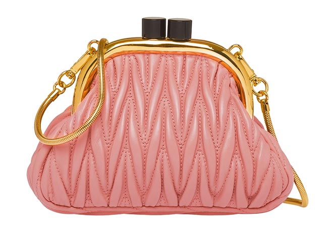 Miu Belle迷你皮革肩背包4萬500元。（Miu Miu提供）