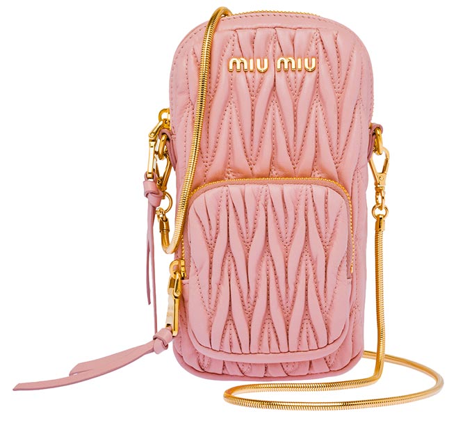 Miu Miu Matelasse肩背手機包4萬500元。（Miu Miu提供）